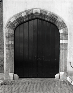 815544 Gezicht op de poort van het St. Catharijneklooster (Rijksmuseum Het Catharijneconvent, Nieuwegracht 63) te Utrecht.